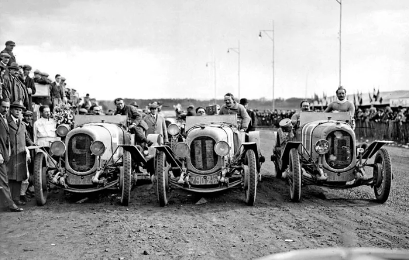 L’attribut alt de cette image est vide, son nom de fichier est LIVRE-24-HEURES-DU-MANS-L-HISTOIRE-1-1.webp.