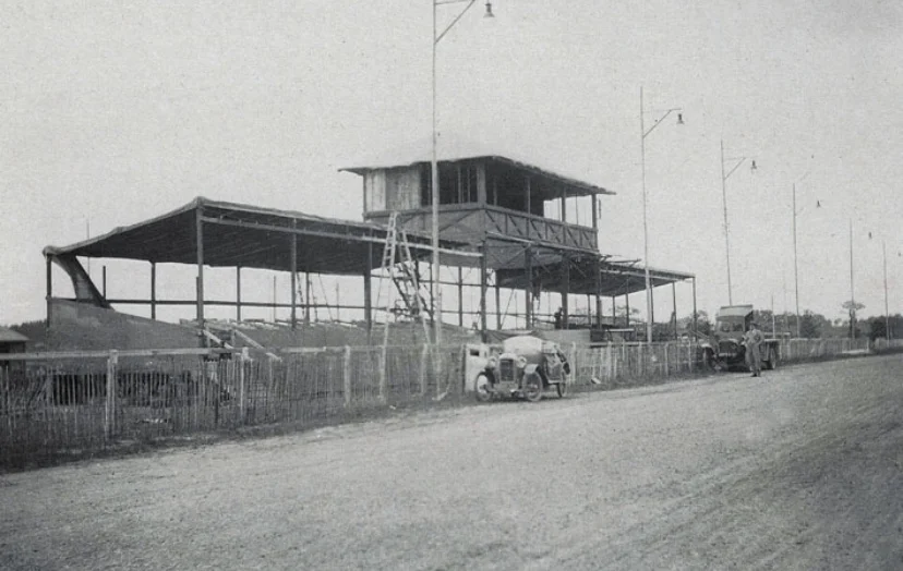 L’attribut alt de cette image est vide, son nom de fichier est LIVRE-24-HEURES-DU-MANS-L-HISTOIRE.webp.