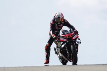 MOTOGP L’APRILIA DE BEZZECCHI EN POLE A MOTORLAND DEVANT LES FRÉRES MARQUEZ