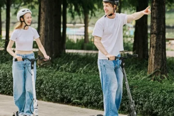 CASQUE ET GILET JAUNE DEVIENNENT OBLIGATOIRES POUR LES TROTINETTES A PARIS EN EN BANLIEUE DEPUIS LE 7AOUT 2026
