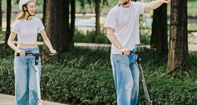 CASQUE ET GILET JAUNE DEVIENNENT OBLIGATOIRES POUR LES TROTINETTES A PARIS EN EN BANLIEUE DEPUIS LE 7AOUT 2026